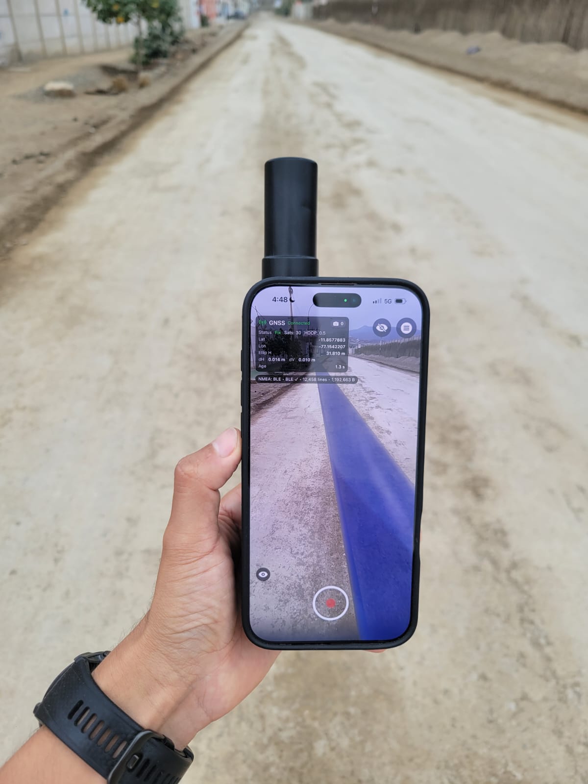 ROLAVIScan visualizing a pipeline in augmented reality.